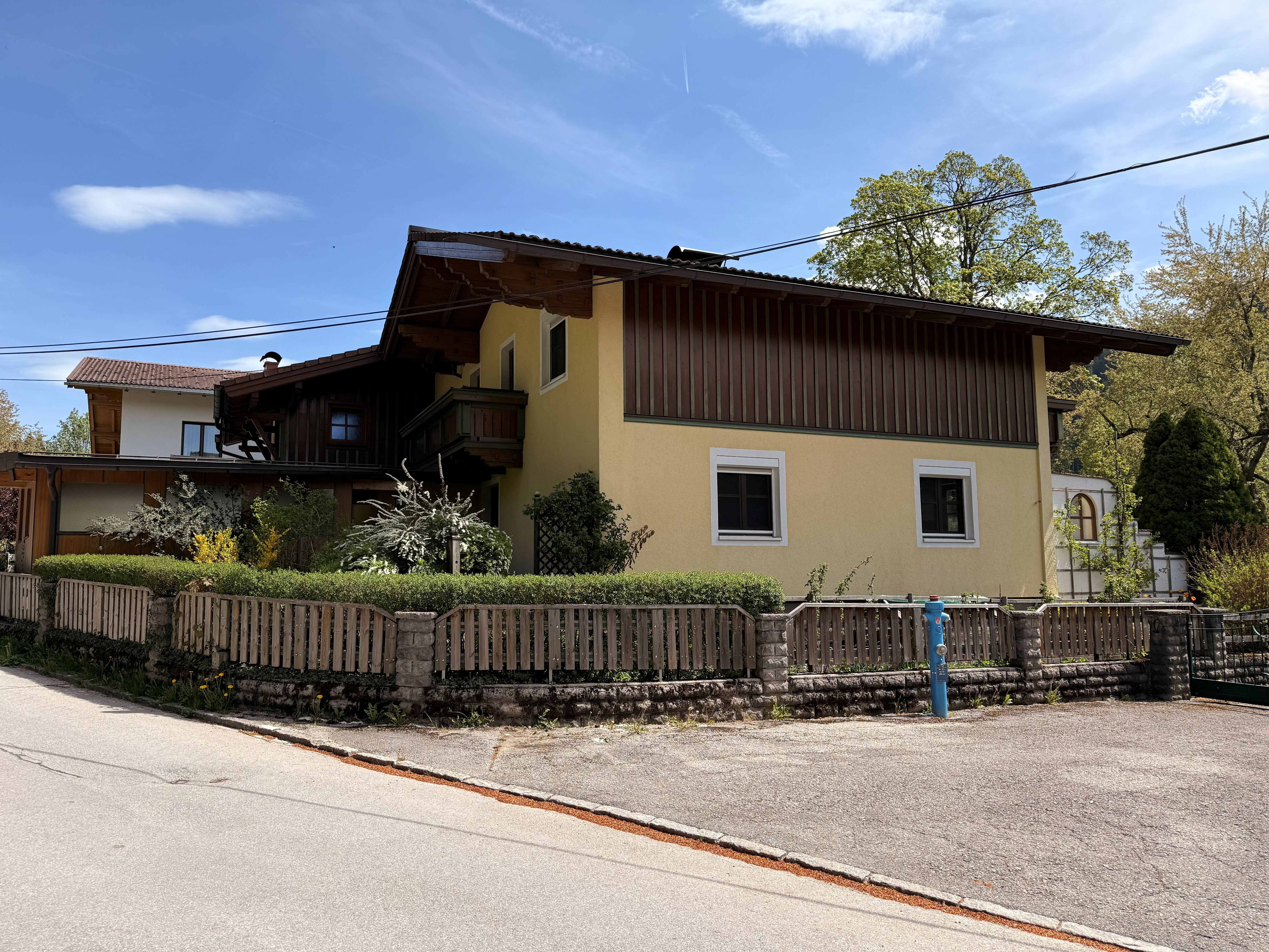Hausansicht mit Zaun